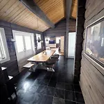 Beautiful Classic With Sauna And Hot Tub Hébergement de vacances Østby
