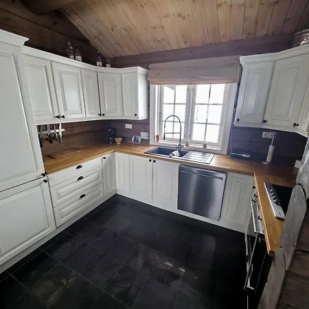 Beautiful Classic With Sauna And Hot Tub Feriehus Østby